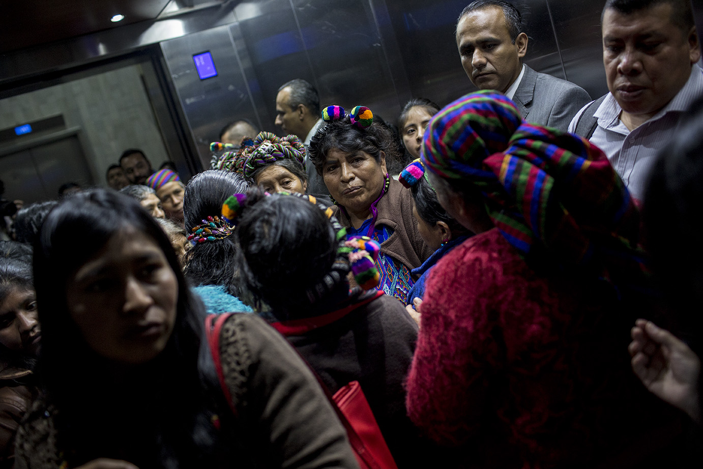 Mujeres ixiles llenan el elevador rumbo al nivel 14 de la Torre de Tribunales, para asistir a la primera declaración del Caso Genocidio 2/Simone Dalmasso