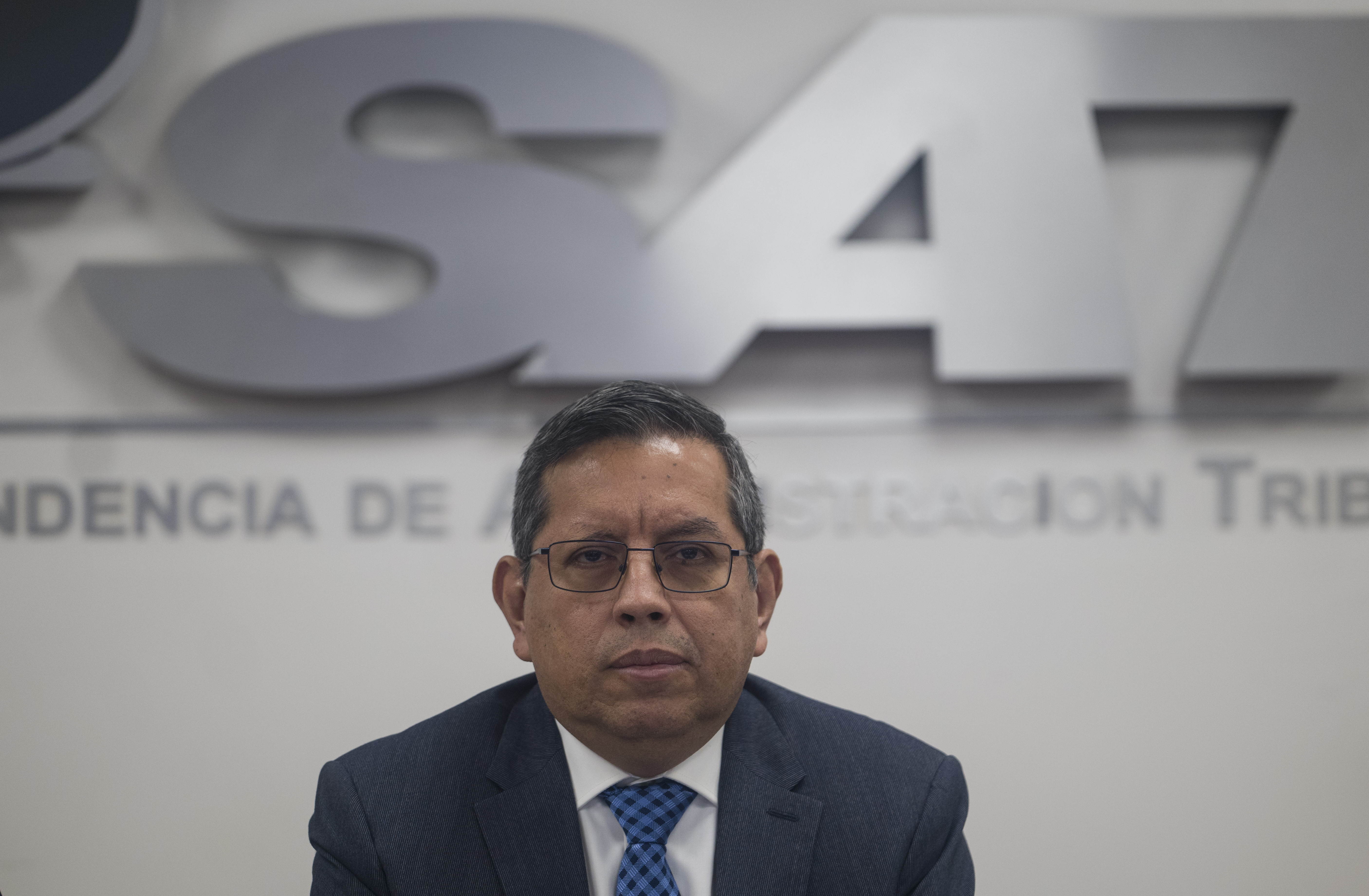 Marco Livio Díaz, Superintendente de Administración Tributaria (Sat) durante una reunión en dicha institución. Foto