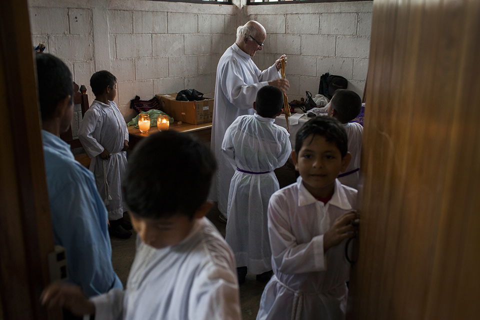 Padre Falla se prepara para oficiar misa en Xalbal