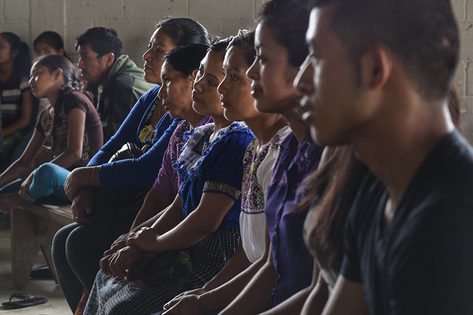 Jóvenes presencian a la presentación de Ixcán: Masacres y sobrevivencia. Guatemala 1982, en Xalbal