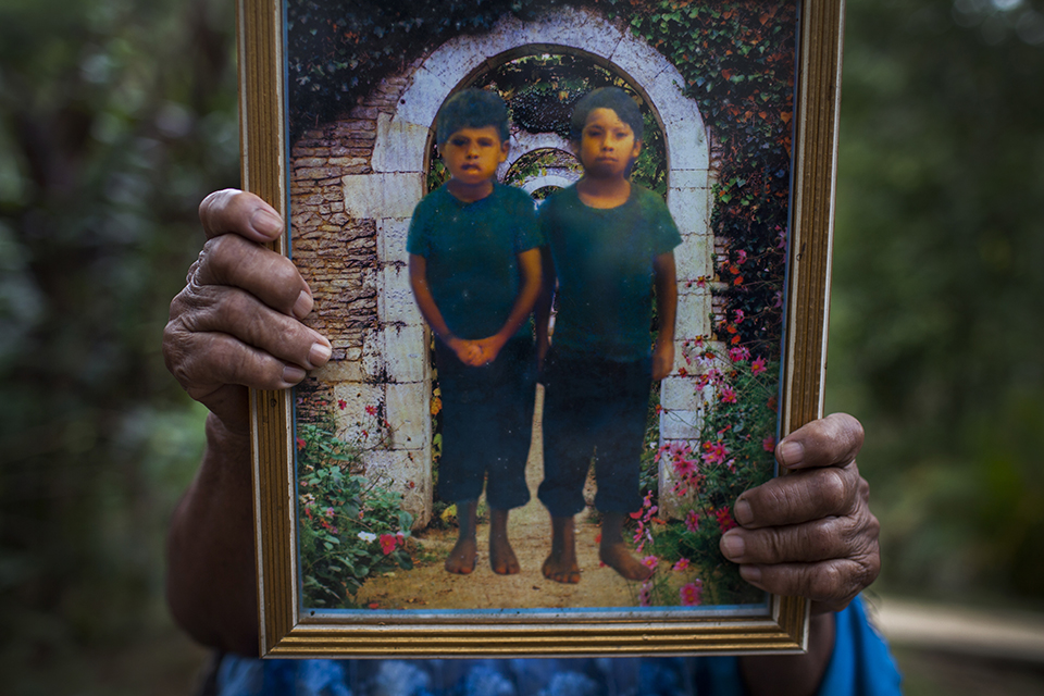 Francisca Pérez, 81, sujeta la foto de sus hijos Marcos y Baltazar.