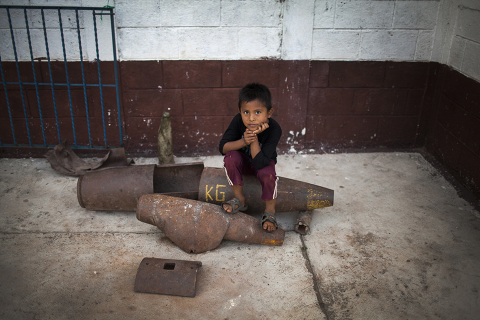 Un niño posa encima de la cáscara de una bomba de 250 Kg.