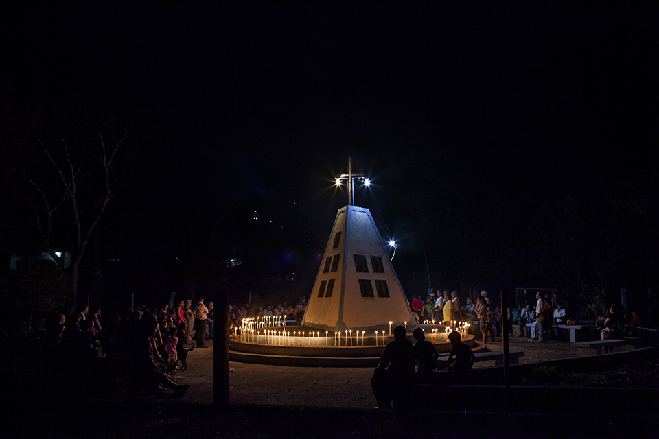 Comunidad de Cuarto Pueblo reunida frente al monumento.