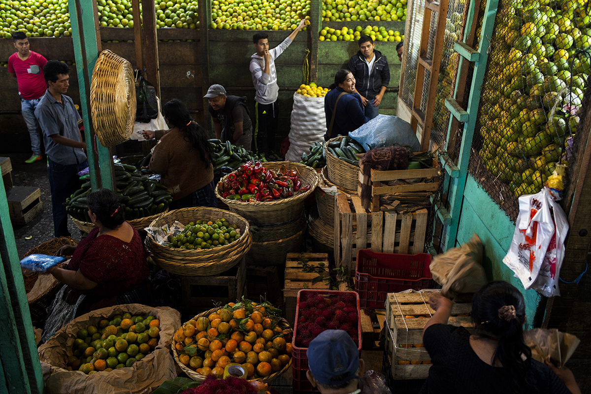 Detalle de la venta en el sector de la “naranjera”, en un área del mercado  cubierto
