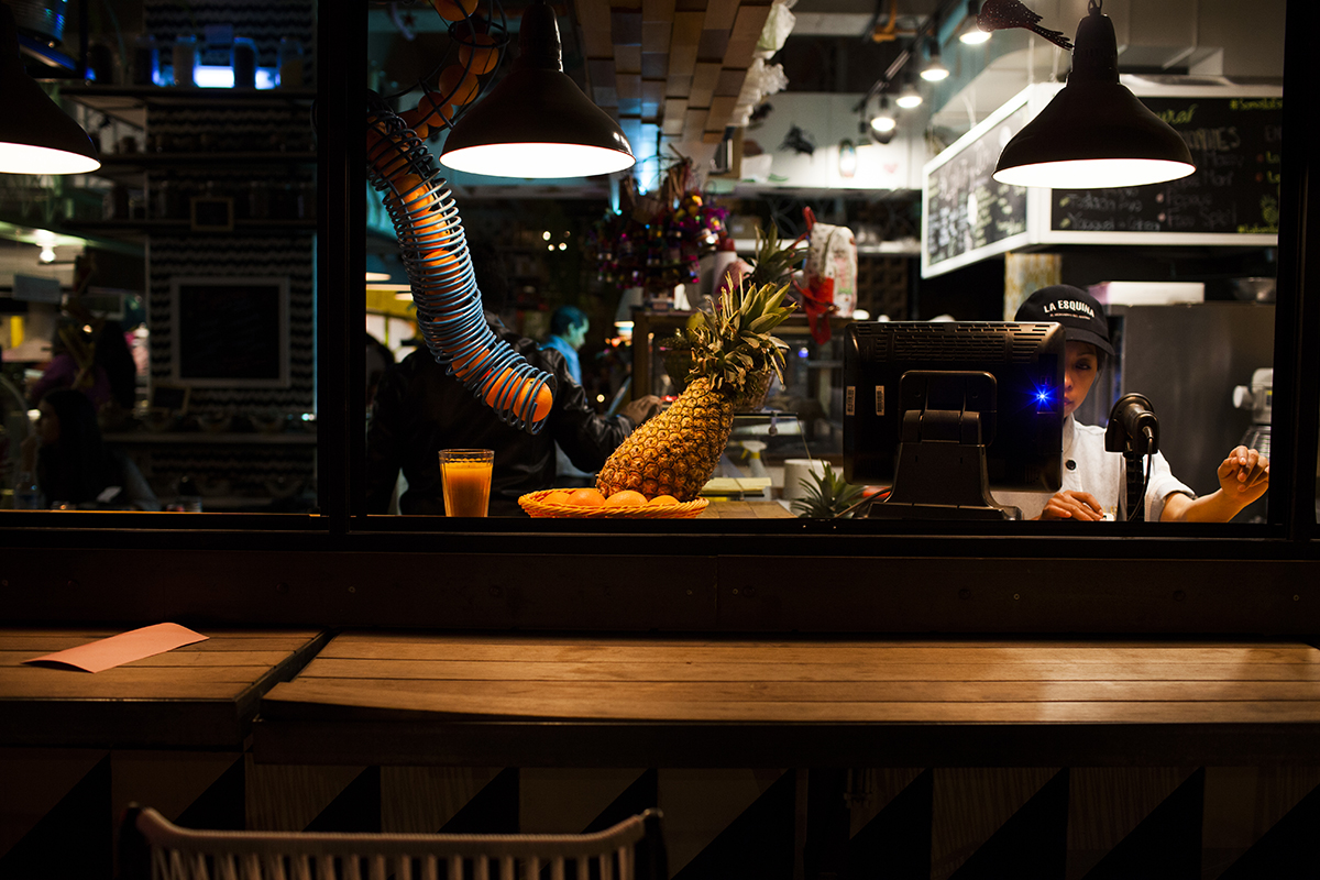 Una piña luce bajo los reflectores de un bar en la exclusiva zona de recreo  nocturno de 4 Grados Norte, en la zona 4 de la ciudad