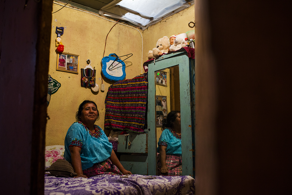 Teresa Ajanel, 59, viuda y madre de 4 hijos. Originaria de Nueve Palmar, Quetzaltenango, lleva 17 años trabajando en la maquila como personal de limpieza. Vive sola en el cuarto que alquila por Q235  mensuales. 