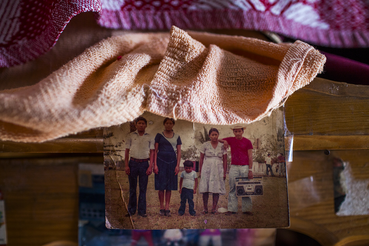 En la foto, María de Jesus Ajcaj Chay posa con su familia en Cuyotenango, Suchitepéquez hace 17 años, antes de mudarse a vivir a Ciudad de Guatemala. Lleva el mismo tiempo de trabajar en la maquila como inspeccionista. 