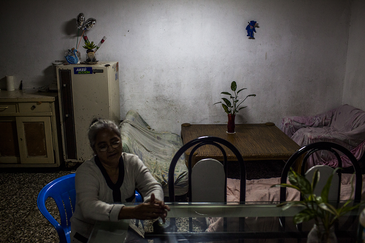 El cuarto de la casa de Floridalma Ramírez Alonso, 61, una de las más ancianas trabajadoras de la maquila. Madre soltera de 6 hijos, en el 2000 el huracán Mich derrumbó la casa en la que vivían, en un barranco de la zona 7 capitalina. Ahora reside con dos hijos y dos nietos en una casa donada por una ONG en la zona 1.