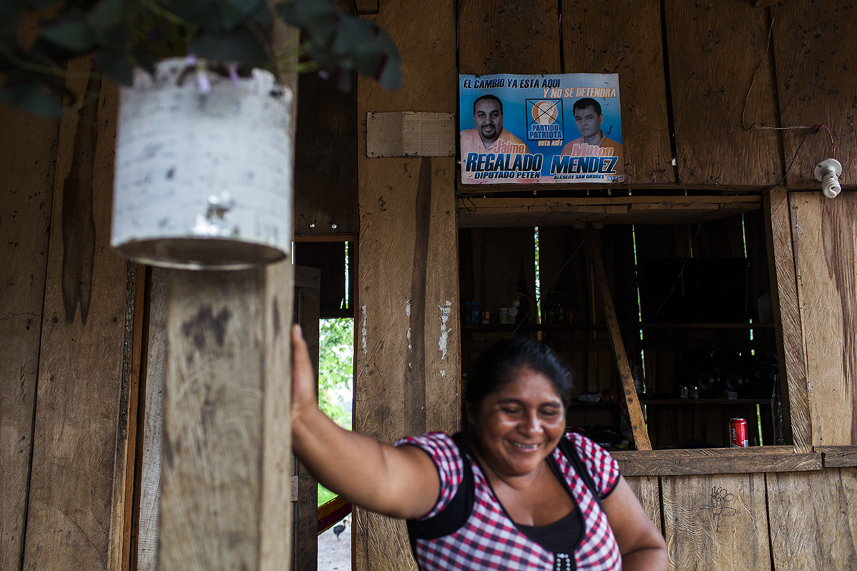 Petronila Zaldívar, de 40 años, administra una de las dos tiendas de la aldea. Cada cuatro años, la campaña electoral alcanza la retirada comunidad.