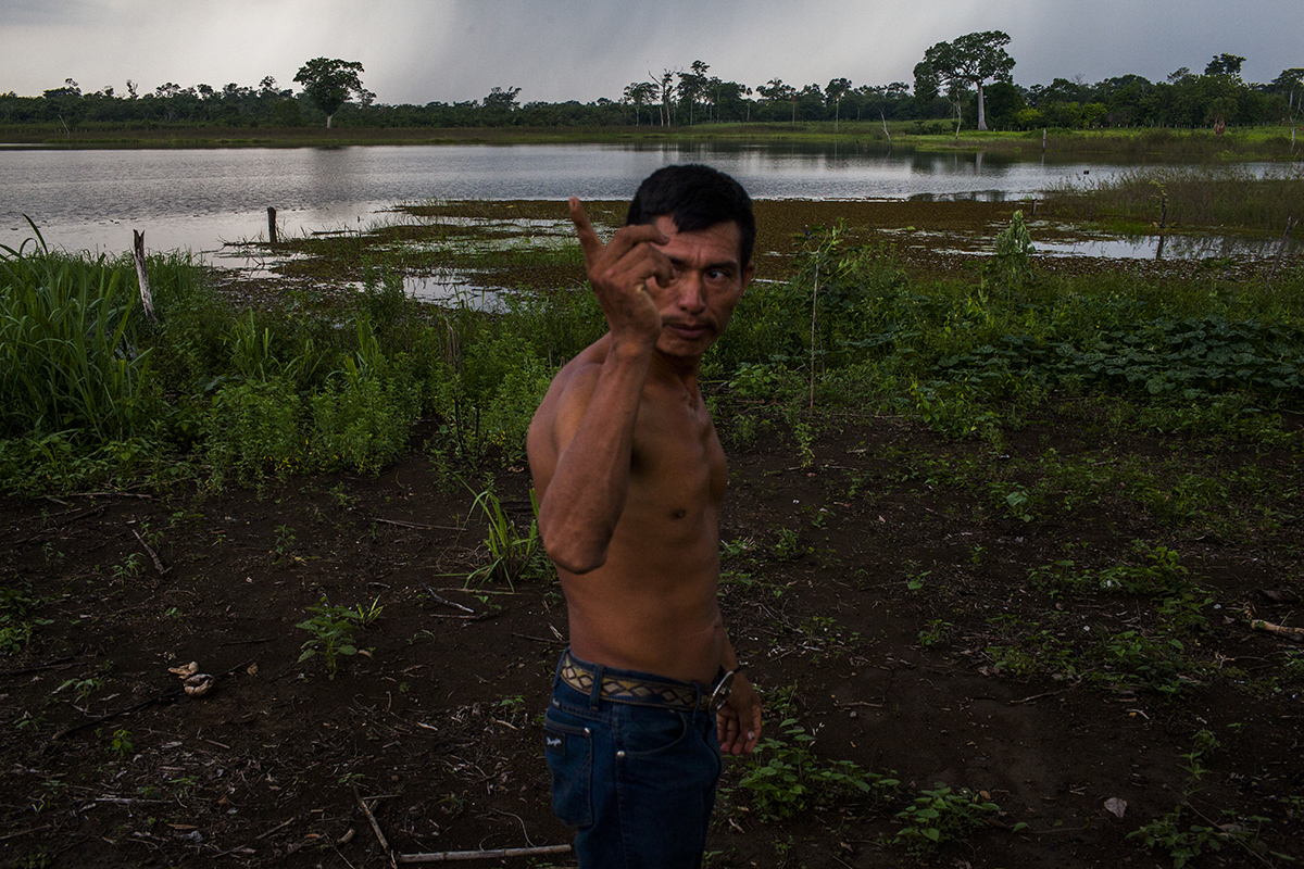 Rene Rodríguez, de 40 años, observa la aldea desde su terreno, próximo a la pequeña laguna de la comunidad. Lleva ocho años de vivir en La Mestiza