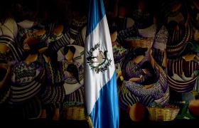 La bandera nacional luce frente a un mural en la oficina del Ministerio del Trabajo, en una foto de agosto 2017 Simone Dalmasso