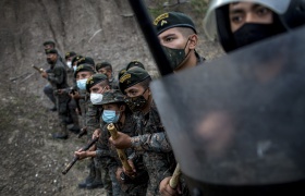 Ejército y antimotines cortan la carretera en el cruce de Vado Hondo, Chiquimula, el sábado 16 de enero, para impedir el paso a la caravana de migrantes hondureños reunidos en ese lugar Simone Dalmasso
