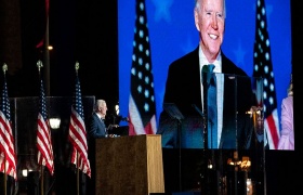 : El candidato demócrata, Joe Biden, durante un discurso en Wilmington, Delaware, en la noche del día electoral. EFE/Sarah S ilbiger / POOL