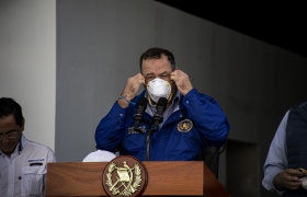 El presidente Alejandro Giammattei se coloca una mascarilla en el Parque de la Industria el día que anuncia que ya son 17 los contagiados por COVID en Guatemala