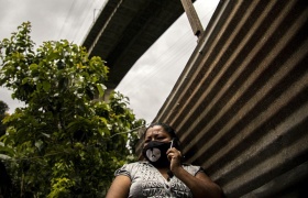 Carolina Estrada, 35, antes de la pandemia se dedicaba a vender pasteles fuera de la escuela a donde asistían sus hijos, en zona 6. Ahora, tras la suspensión de clases, continuar con el pequeño negocio ha sido imposible. Actualmente vende pastelitos los