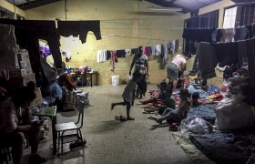 95 de los 235 comunitarios de la aldea El Quetzalito, Izabal, siguen albergados en una escuela del municipio de Puerto Barrios, esperando el finalizar del paso de la tormenta Iota Josué Ayala