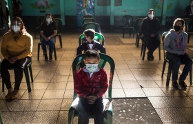 Estudiantes de primaria de la escuela de párvulos Ramona Gil, en Chimaltenango, asisten a la inauguración del ciclo escolar presencial, el 22 de febrero Esteban Biba/EFE