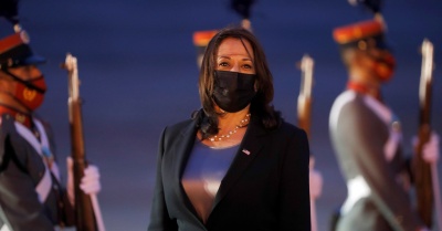 La vicepresidenta USA, Kamala Harris, sonríe detras de la mascarilla, recién aterrizada a Guatemala, en la sede de las Fuerzas Aéreas de la ciudad capital, el domingo 06 de junio Esteban Biba/EFE