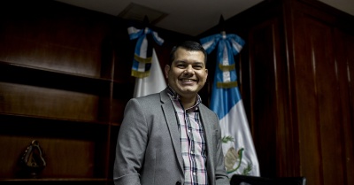 El superintendente de telecomunicaciones de la SIT, Marco Baten, en el despacho de la Institución Simone Dalmasso
