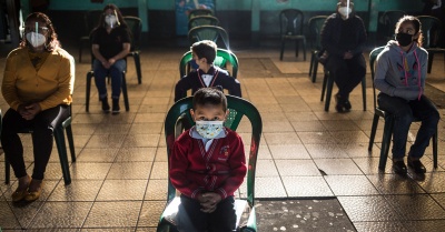 Estudiantes de primaria de la escuela de párvulos Ramona Gil, en Chimaltenango, asisten a la inauguración del ciclo escolar presencial, el 22 de febrero Esteban Biba/EFE