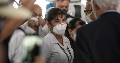 Magdalena Guevara Gonzáles, enfermera de 46 años, instantes antes de convertirse en la primera guatemalteca en recibir la vacuna contra la covid-19 en el hospital especializado Parque de la Industria Esteban Biba/EFE