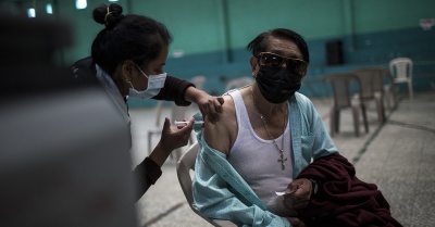 Norberto Gómez Pocón, 71, es vacunado en el salón municipal de San Pedro Sacatepéquez, el día de la inauguración de la segunda fase, el jueves 6 de mayo