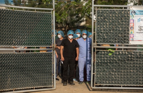 Personal del Hospital Nacional Especializado de Villa Nueva, donde tratan a los pacientes afectados por COVID19, ofrecieron una conferencia el jueves pasado para anunciar medidas de huelga al no recibir apoyo del Gobierno. Esteban Biba/EFE