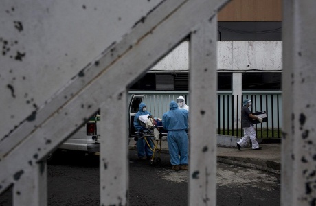 Personal médico de la emergencia del Hospital San Juan de Dios para pacientes con síntomas respiratorios atiende a un paciente recién ingresado, el 03 de mayo. Simone Dalmasso