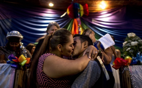 Helen Sánchez e Isaac Gutiérrez se besan, después de haberse prometido amor eterno, al finalizar su ceremonia de boda, la noche del sábado Simone Dalmasso