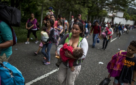 Dilsia Castellana, 34, originaria de San Pedro Sula, da pecho a su hijo Agner, de 13 meses, mientras camina por la carretera hacia Chiquimula, junto con sus otros dos hijos de 10 y 12 años Simone Dalmasso