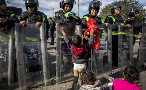 En la mañana, un migrante cruza el puente de Tijuana que lleva al paso peatonal fronterizo con San Diego Simone Dalmasso