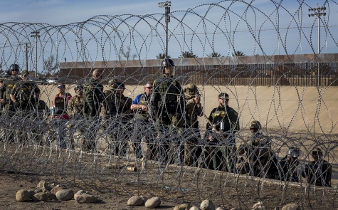 Elementos del Border Patrol estadounidense apuntan a los manifestantes antes de disparar gases lacrimógenos en territorio mexicano Simone Dalmasso