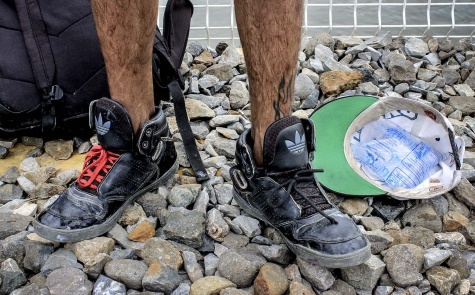 Las pocas pertenencia de Osiris. Los zapatos llevan todo el recorrido desde Honduras Alejandro García