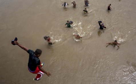 Un migrante se lanza al río Suchiate para alcanzar territorio mexicano nadando Simone Dalmasso
