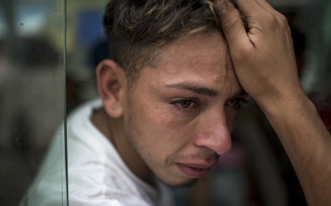 Gustavo Chávez, 24, llora en el bus, de retorno a Tegucigalpa. En el paso fronterizo guatemalteco, deja a su hermano y sobrina de 4 años Simone Dalmasso
