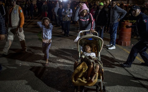 María del Carmen Mejía, 28, abandona el albergue de Tijuana junto con sus hijas Merary Alejandra, 7, y Britany Sofía, 3. Regresarán a Copán Simone Dalmasso