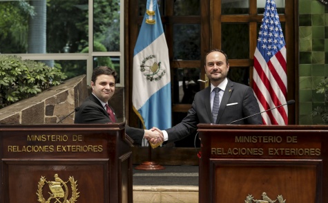 El enviado especial de Estados Unidos para el Triángulo Norte de Centroamérica, Ricardo Zúñiga, estrecha la mano del canciller Pedro Brolo durante la rueda de prensa del lunes 05 de abril. Foto: Minex