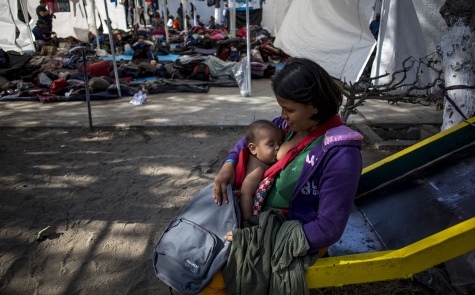 Linde Zúñiga, de 5 meses, toma pecho, dormida, de su mamá, Deilsy, 23. Originarias de Puerto Cortez, madre e hija se encuentran en el campamento Benito Juárez de Tijuana Simone Dalmasso