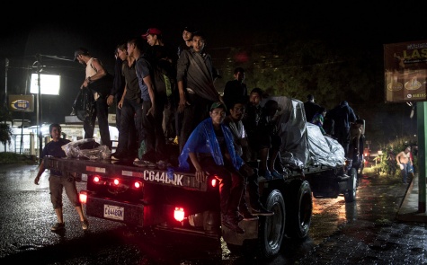 Un grupo de migrantes en su último desplazamiento, encima de un trailer, a las puertas de Tecún Umán Simone Dalmasso