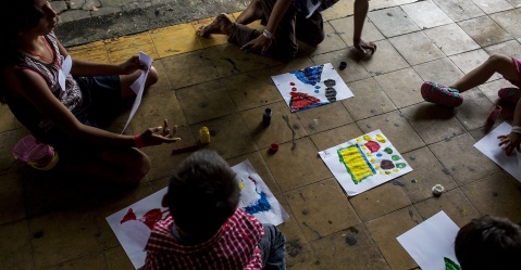Un niño dibuja un volcán durante una sesión de diseño promovida por psicólogos de la ONG Plan Internacional, la tarde del martes 12 de junio, en el albergue Simón Bergaño, Escuintla Simone Dalmasso