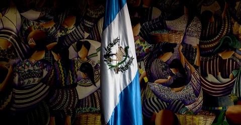 La bandera nacional luce frente a un mural en la oficina del Ministerio del Trabajo, en una foto de agosto 2017 Simone Dalmasso