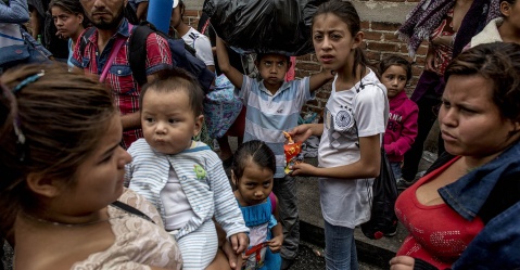 Familias enteras frente a las instalaciones de la casa del migrante, listas para salir nuevamente de viaje hacia el norte Simone Dalmasso