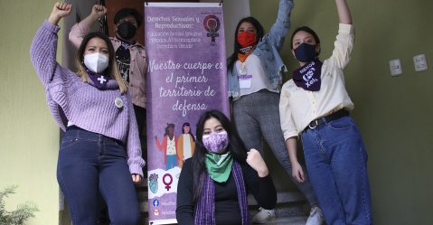 Génesis Leiva, Alejandra Alvarado, Jasmine Estrada, Alejandra Teleguario y Ana Sofía Maldonado frente a la sede del colectivo feminista que conforman, en Quetzaltenango María Longo