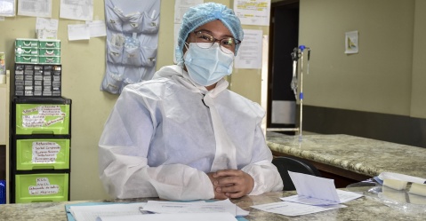 Heidy Semeya, 20, auxiliar de enfermería del área Covid19 del Hospital Nacional de Chimaltenango, en la sede de la instalación Franco Aju