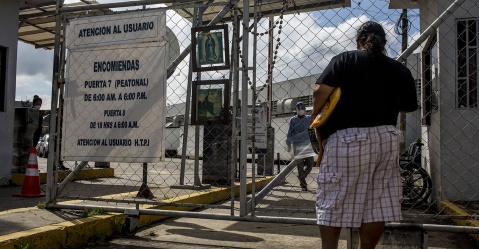 Una familiar de un paciente del hospital temporal Parque de la Industria espera noticias de su pariente afuera de las instalaciones cerradas Simone Dalmasso
