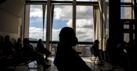 Una mujer achí, víctima de violencia sexual durante el conflicto armado interno, escucha el relato del primer testigo del juicio, durante la audiencia del martes 11 de enero Simone Dalmasso