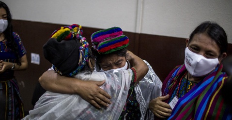 Pedrina López de Paz llora al salir del aula del Juzgado de Mayor Riesgo A, recién emitida la sentencia que reconoció culpables a sus agresores por delitos contra deberes de la humanidad en su forma de violencia sexual Simone Dalmasso