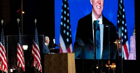 : El candidato demócrata, Joe Biden, durante un discurso en Wilmington, Delaware, en la noche del día electoral. EFE/Sarah S ilbiger / POOL