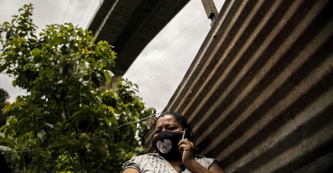 Carolina Estrada, 35, antes de la pandemia se dedicaba a vender pasteles fuera de la escuela a donde asistían sus hijos, en zona 6. Ahora, tras la suspensión de clases, continuar con el pequeño negocio ha sido imposible. Actualmente vende pastelitos los
