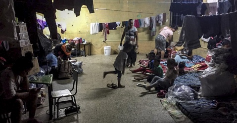95 de los 235 comunitarios de la aldea El Quetzalito, Izabal, siguen albergados en una escuela del municipio de Puerto Barrios, esperando el finalizar del paso de la tormenta Iota